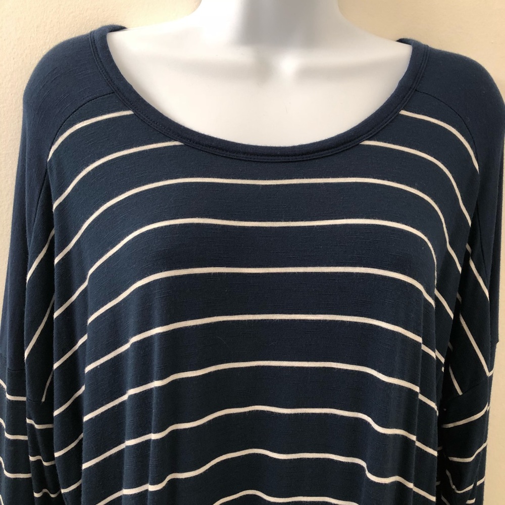 Old Navy long sleeve knit shirt; nvy blue w/stripe